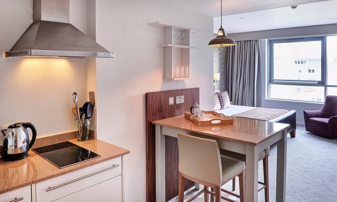 The Docks Apartment | Studio Suite Near River Mersey | Free Wi-Fi + Fitness Centre On-Site