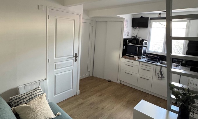 Bessancourt Apartment | Studio with mezzanine, fast Wi-Fi, 5 min from train station, 30 min from Paris