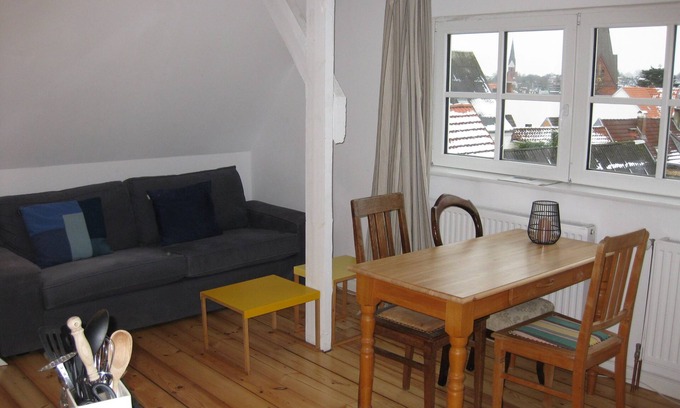 Flensburg Apartment | Studio with panoramic view, centrally located in d. Old town, quiet location with WLAN