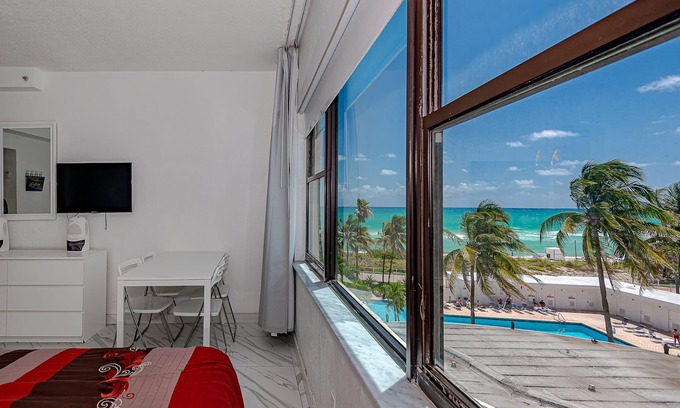 Mid Beach Apartment | Studio with pool and sea view