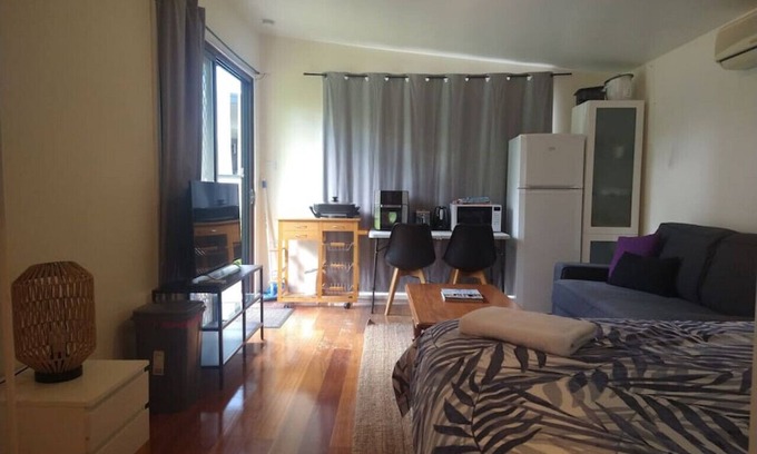 Duffy House | Studio with Queen bed and Free parking