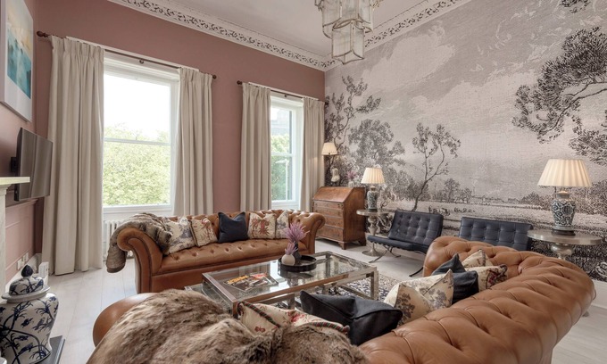 Old Town Apartment | Stunning view of Edinburgh Castle for a memorable stay in the City Centre