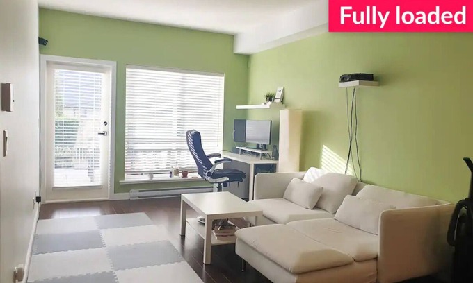 Burnaby Condo | Stunning 1-BD near Skytrain, park. Remote worker dream. Netflix/HDTV/projectorn