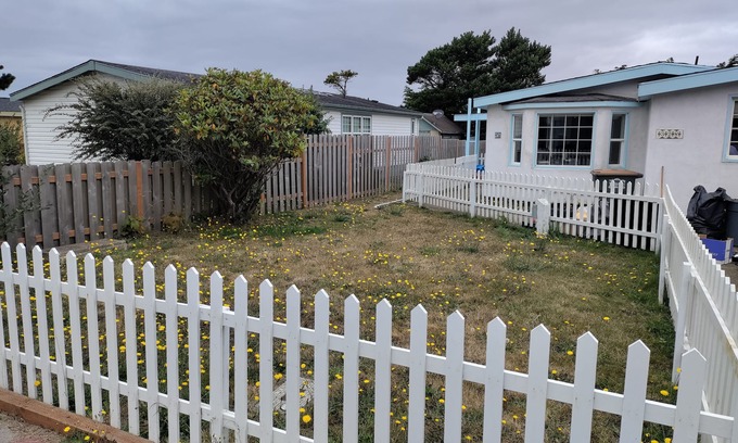 Agate Beach Apartment | Stunning 1 Bedroom - walk to the beach, lighthouse, coffee place and dog park.