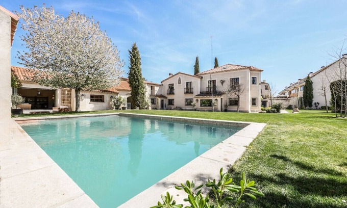Avila Villa | Stunning 12th Century Luxury Villa Party & Pool