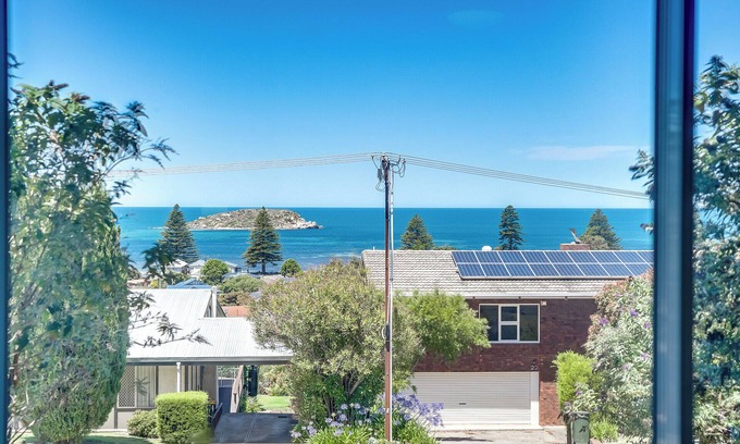 Encounter Bay House | Stunning 180 degree sea views from modern 2 storey house in prime location