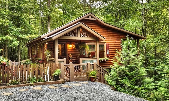 Aska Cabin | Stunning, 2/2, hot tub, fenced, pet friendly, paved roads, WIFI, ADULT ONLY.