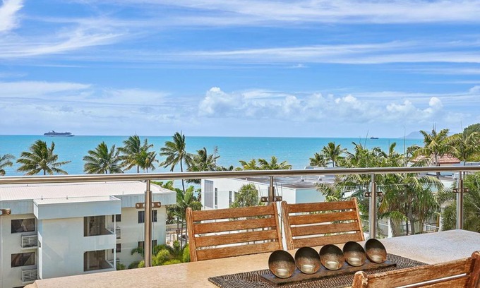 Trinity Beach Apartment | Stunning 2-3 Bed Penthouse Glorious Ocean Views