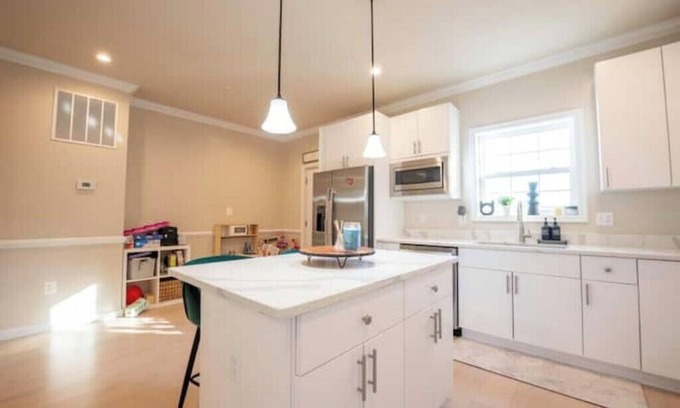 Washington House | Stunning 2 BDRM House near Navy Yard & Airportn