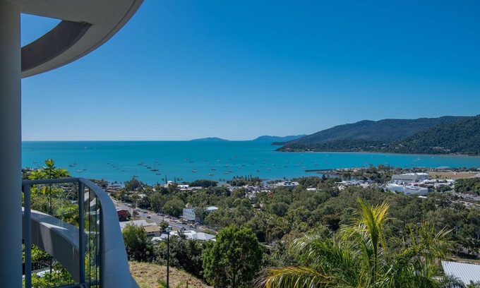 Airlie Beach Apartment | Stunning 2 bed, 2 bath sea view apartment close to Airlie Beach Main Street