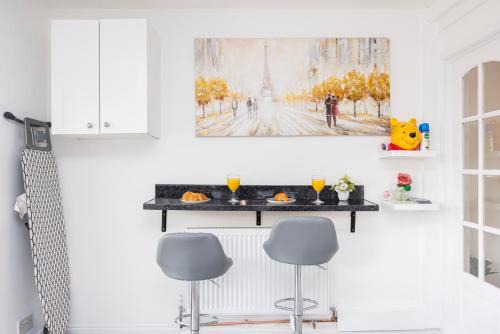 Valence Apartment | Stunning 2 Bed House with Parking in Dagenham