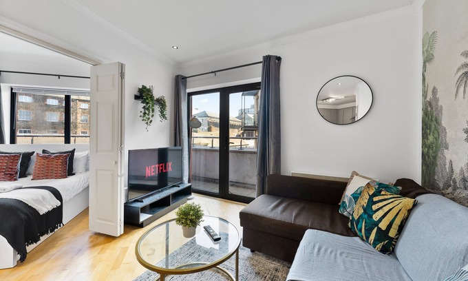 Cardiff City Centre Apartment | Stunning 2-Bed in Cardiff - Sleeps 6