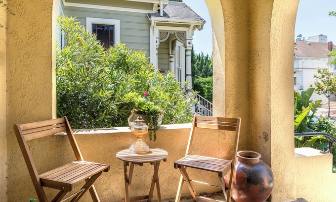 West Oakland House | Stunning 2 Bedroom 2 Bath Mediterranean Home - 7 Mins to San Francisco