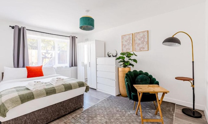 Hanger Hill Apartment | Stunning 2 Bedroom, 5 min walk to Hanger Lane Station
