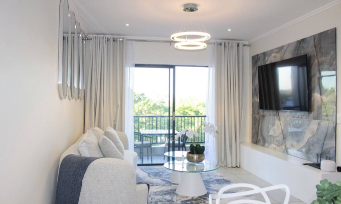 Lone Hill Apartment | Stunning 2-bedroom apartment with WiFi near Monte Casino
