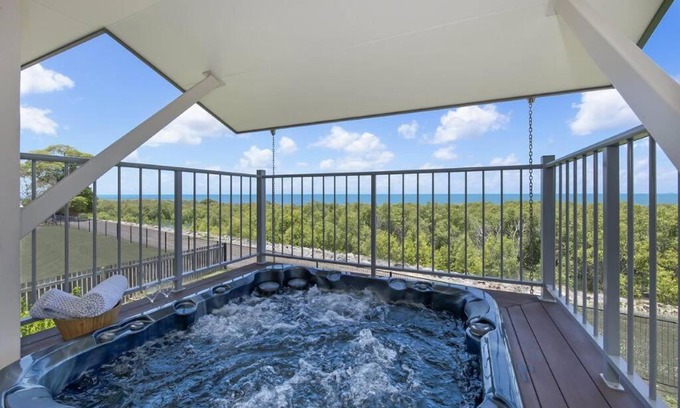 Bushland Beach Apartment | Stunning 2 bedroom apartment with ocean views