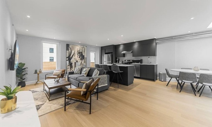 Downtown Montreal Condo | Stunning 2 beds, 2 baths, AAA location, rooftop