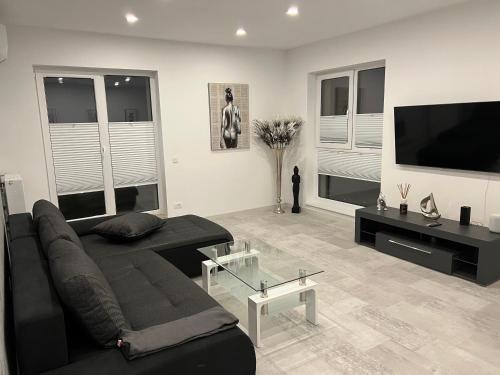 Militari Apartment | Stunning 2-Room Penthouse with Lakeview W11