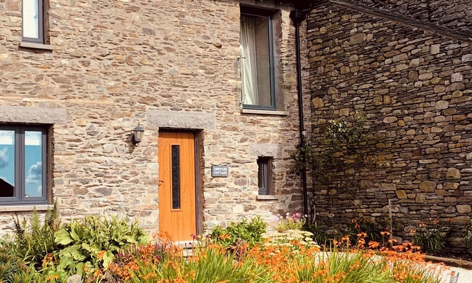 Kendal Cottage | Stunning 3 bed cottage with exceptional views over fields and the Lakeland fells