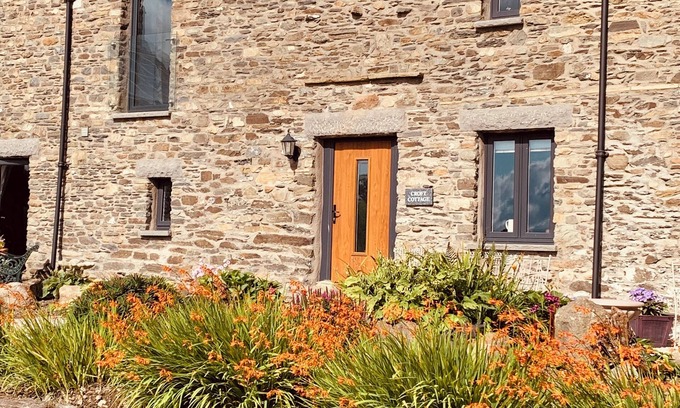 Kendal Cottage | Stunning 3 bed cottage with exceptional views over fields and the Lakeland fells