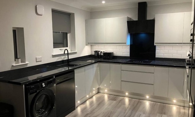 Glasgow House | Stunning 3 Bedroom, 2 Bathroom West End House with Free Parking and Wi-Fi