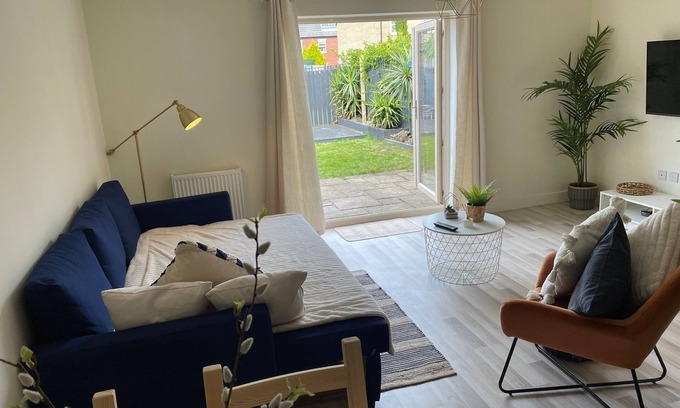 Castleford House | Stunning 3 bedroom home with free parking and wifi