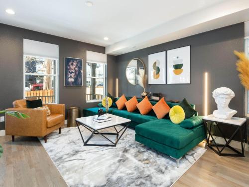 West Colfax House | Stunning 3BD 3.5 BA - 10 Min to Downtown! Garage!