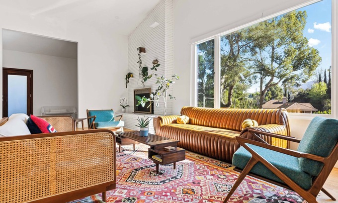 Los Angeles House | Stunning 4-bed 4-bath Mid-Century Home near Universal Studios & Hollywood Bowl