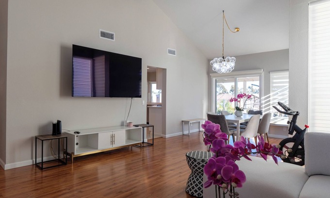 Rancho Penasquitos House | Stunning 4-Bedroom Coastal Light Retreat In Cool San Diego
