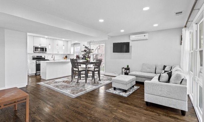 Skokie House | Stunning 4BR Skokie House with Laundry & Backyard