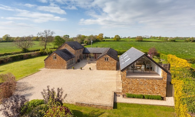 Hook Norton House | Stunning 5 bed edge of village Cotswold Barn, walk to pubs, idyllic village