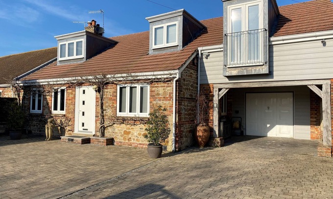 Pagham House | Stunning 5 bedroom family home just 5 mins to the beach!