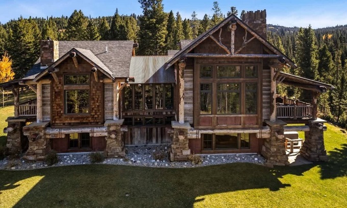 Gallatin Gateway House | Stunning 5 Bedroom Big Sky Home on 20 Acres