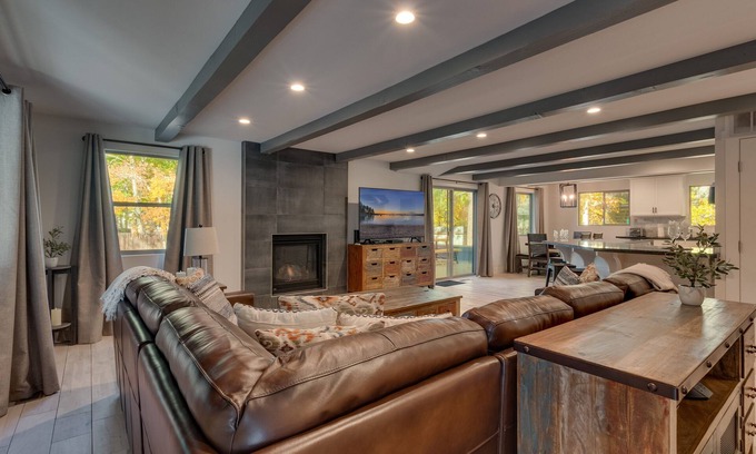Lower Kingsbury House | Stunning 6-bedroom home, just minutes Heavenly, Lake Tahoe beaches (SL196)