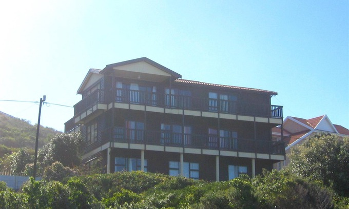 Dana Bay House | Stunning 6 bedroom self-catering house in the famous Garden Route! 180° seaview!