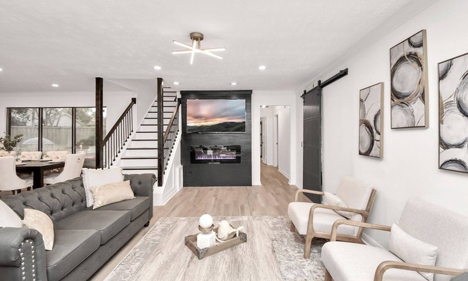 Lake Houston House | Stunning 8-Bedroom w/Pool 30 Mins to Downtown SCL
