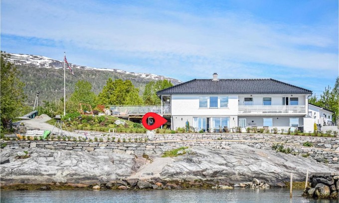 Strandebarm Apartment | Stunning apartment in Strandebarm with 2 Bedrooms and WiFi