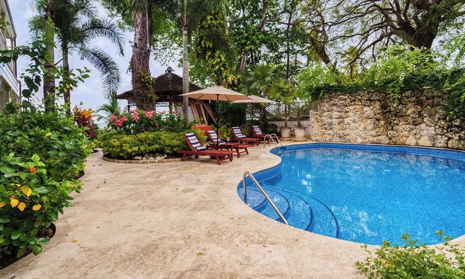Gibbs Bay Villa | Stunning Beachfront Retreat with Pool - Hemingway House