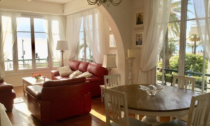 Nice City Centre Apartment | STUNNING BEACHFRONT APARTMENT ON PROMENADE, ENDLESS SEAVIEWS, SUPERB LOCATION