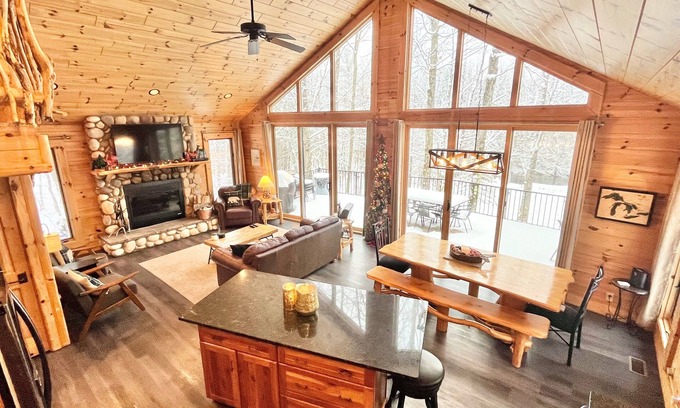 Thompsonville Cabin | Stunning Betsie River Cabin by Crystal Mtn, Game Rm, Loft, Kayaks, AC, 4.5acres!
