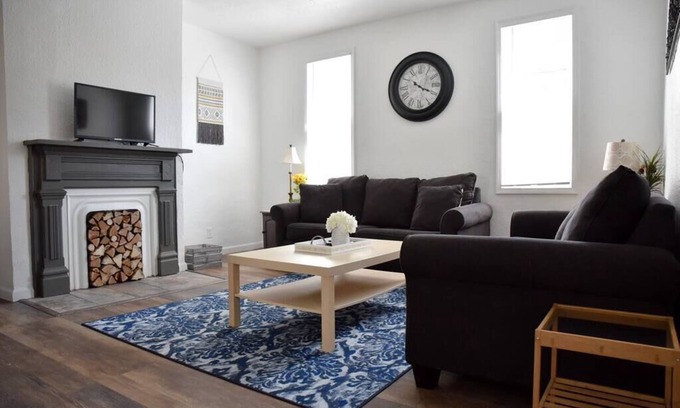 Crafton House | Stunning Big Home Near Downtown North Shore & More