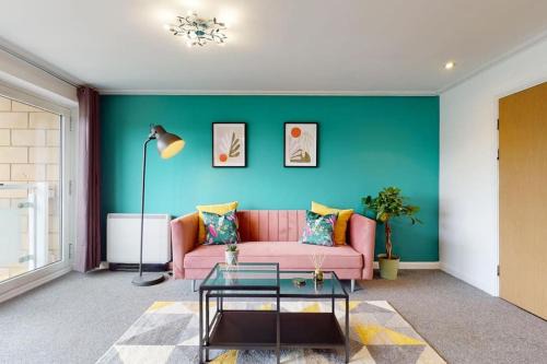 Century Wharf Apartment | Stunning Cardiff City Apartment! Sleeps 8, Overlooking River