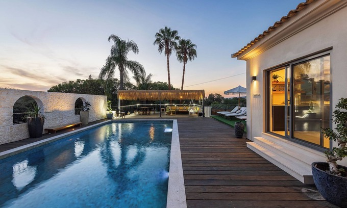 Figueiral Villa | Stunning! - Casa Chameleon - Sleeps 14 - Close to Quinta Do Lago & Vale Do Lobo