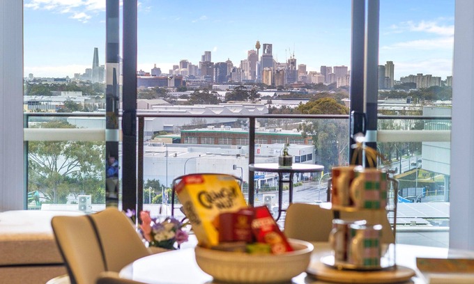 Mascot Apartment | Stunning City Views | Spacious 3BR Apt | Mascot