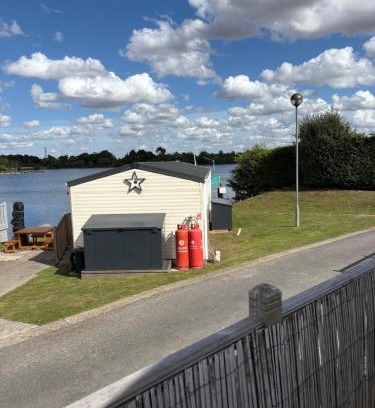 Crowle Resort | Stunning Clearwater Lake View Caravan