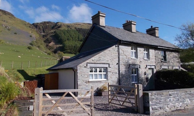 Manod House | Stunning cosy, pet friendly & peaceful 3 bedroom, 2 bathroom cottage, fast WiFi