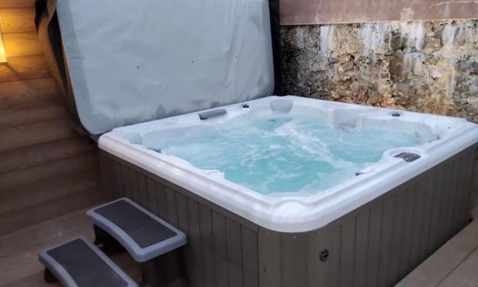 Llandudno House | Stunning Cottage, Sleeps 8 with Hot Tub. 1 min walk from beach!