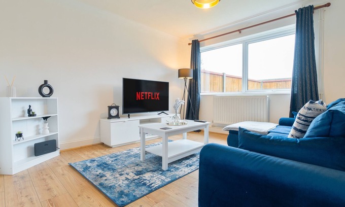 Canterbury House | Stunning Cozy House - Sleeps 8 - Perfect for Families & Contractors