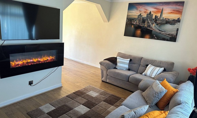 Aberdeen House | Stunning cozy three bedroom house near ARI