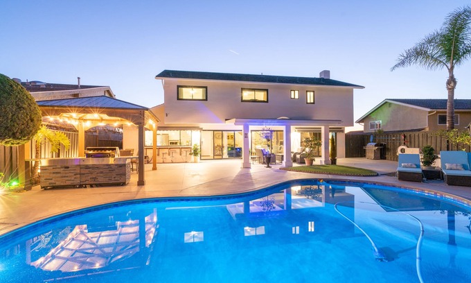 Bay Ho House | Stunning custom all new resort like, 5 luxury Private heated pool, near beach